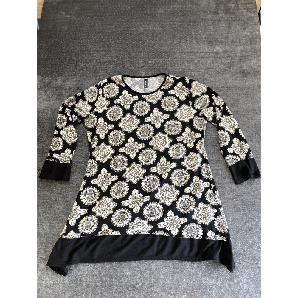 Diva D Tunic Top Womens 3XL Black White Medallion Print‎ Stretch Sharkbite Hem